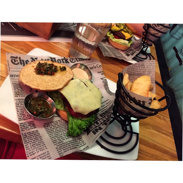 Hamburguesa argentina con cascos de papa 