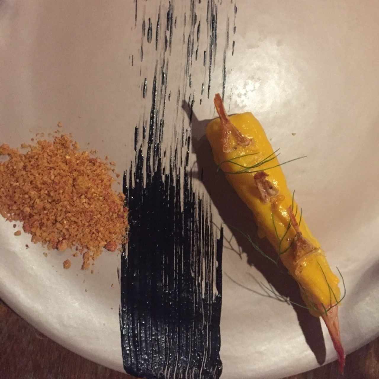 lamgostino tinta decalamar tomate deshidratado sobre una cama de pure de patatas