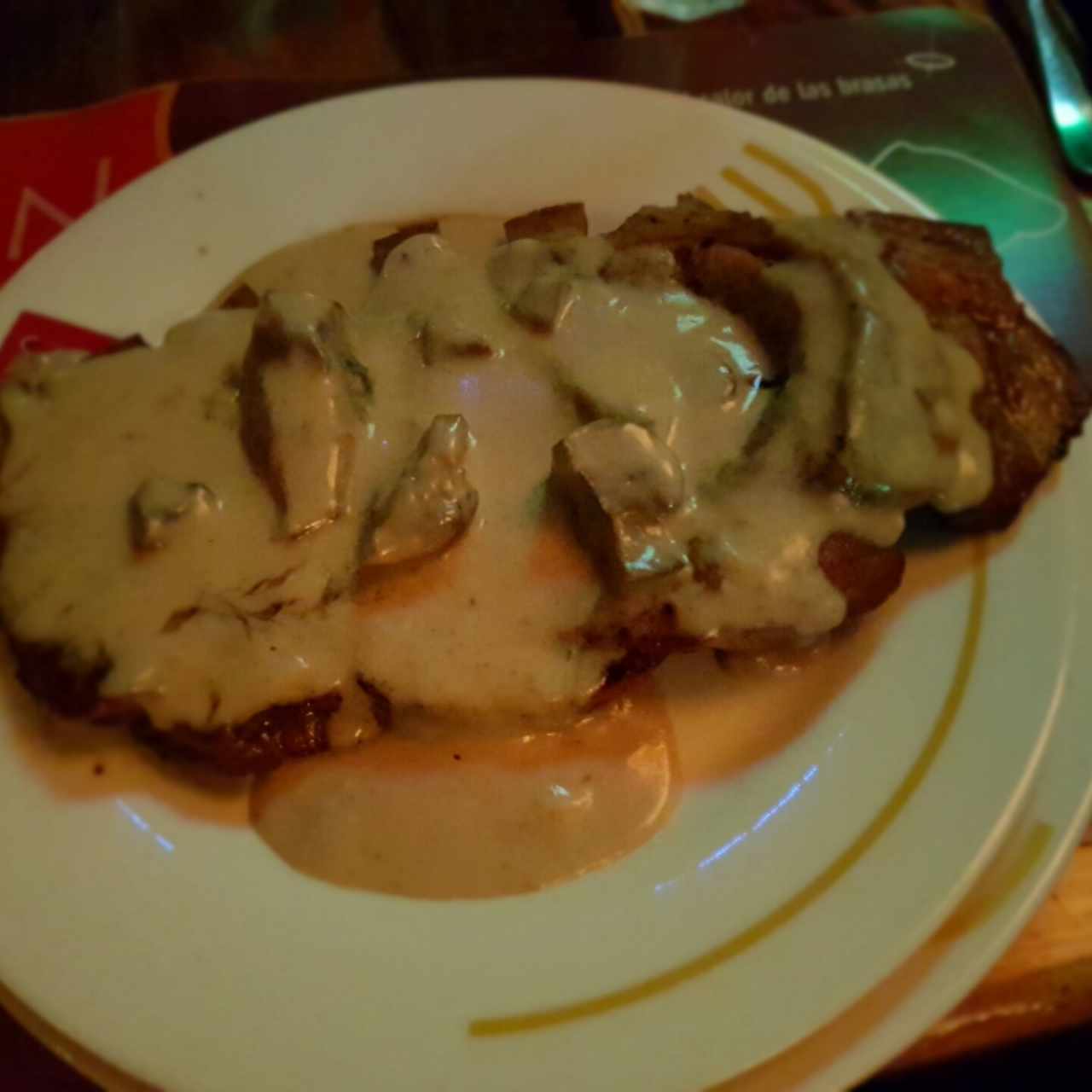 Chuleta en salsa de champiñones