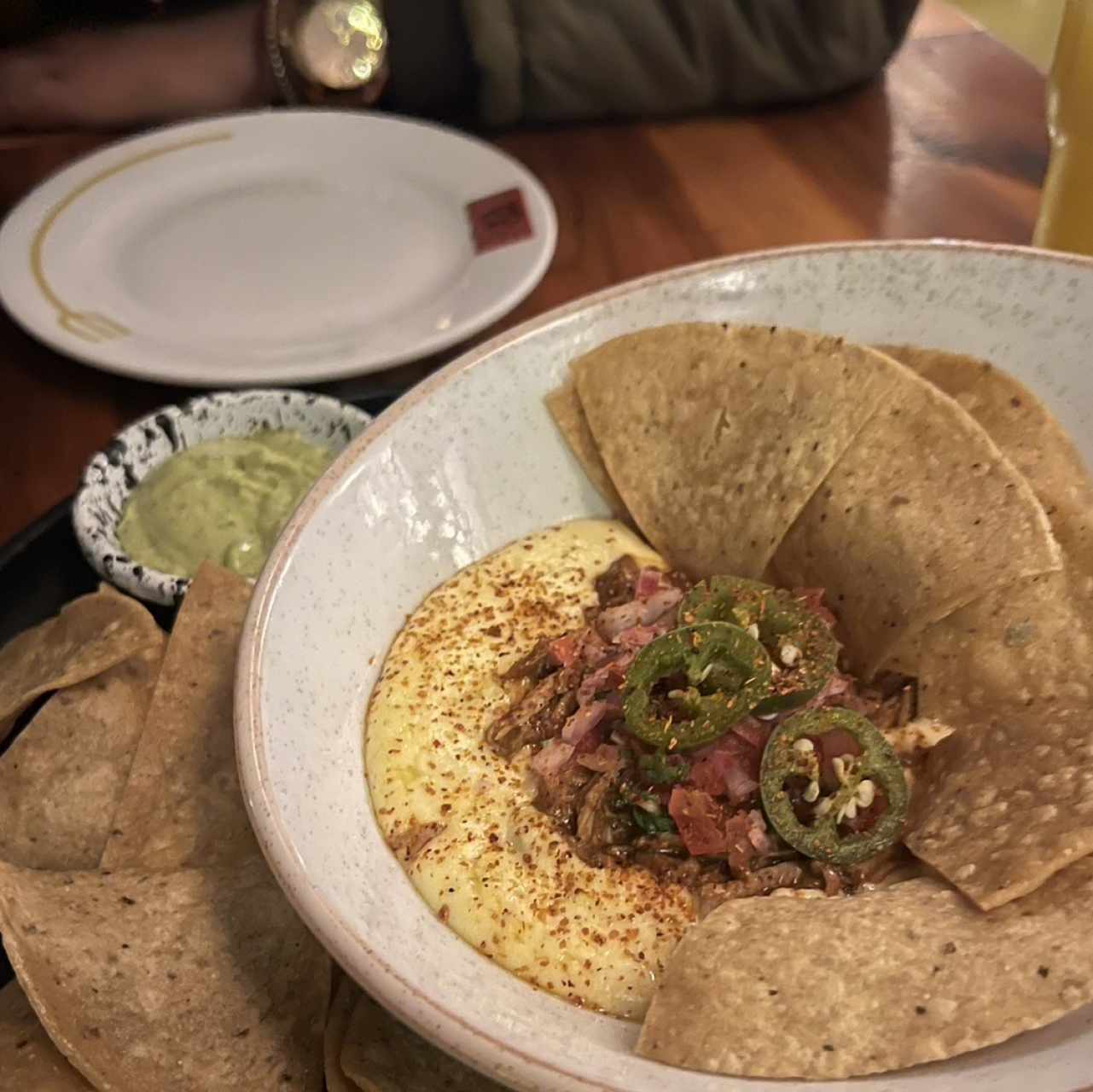 Nachos con pulled pork y queso gratinado 