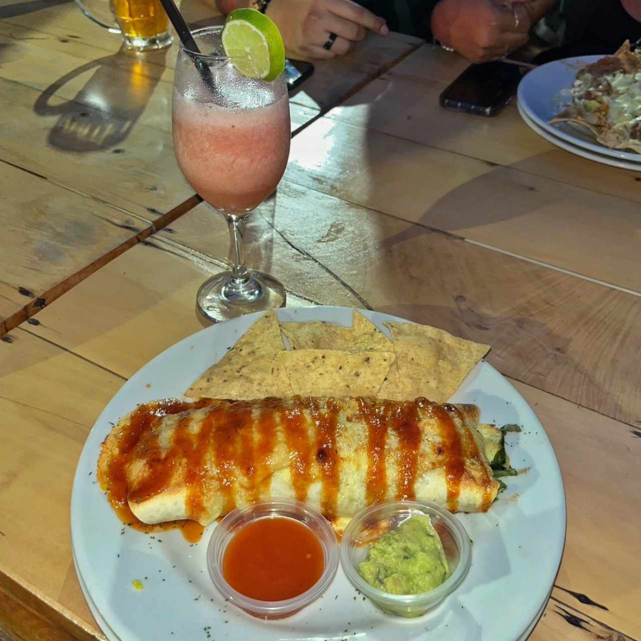 Burrito Mixto y Limonada de fresa