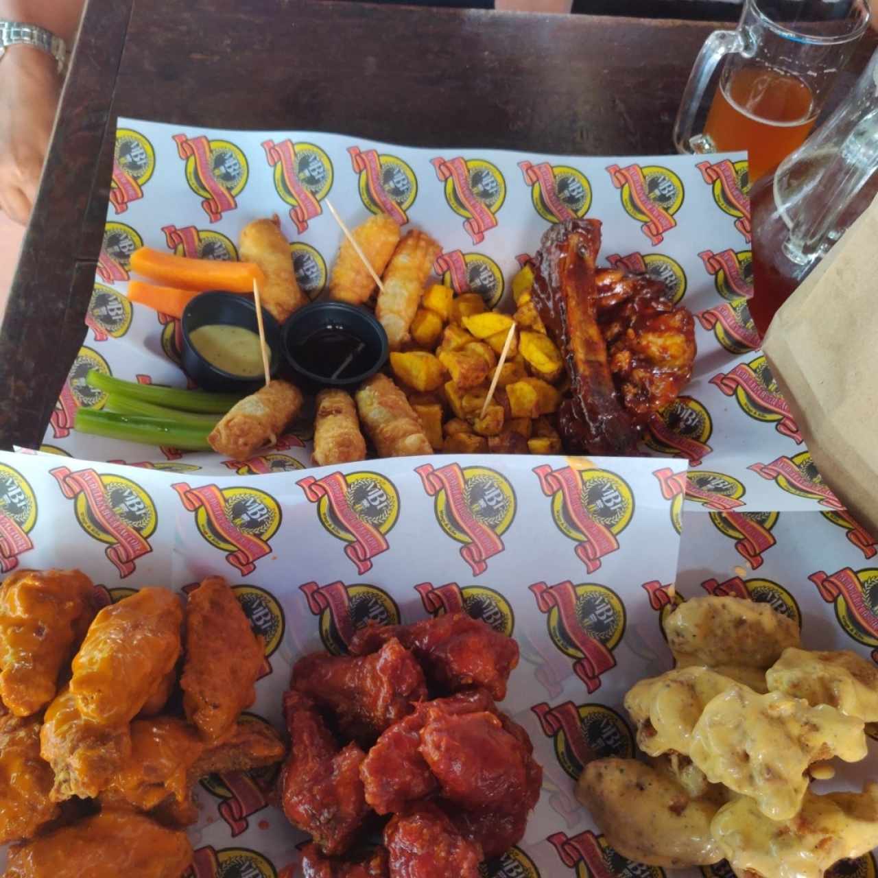 Combo 3, 24 alitas, 3 salsas, sticks de mozzarela, papas h costillas