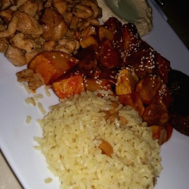 Plato tabun . Kibbe tabaquitos.hummus papas de la casa shawarma pollo