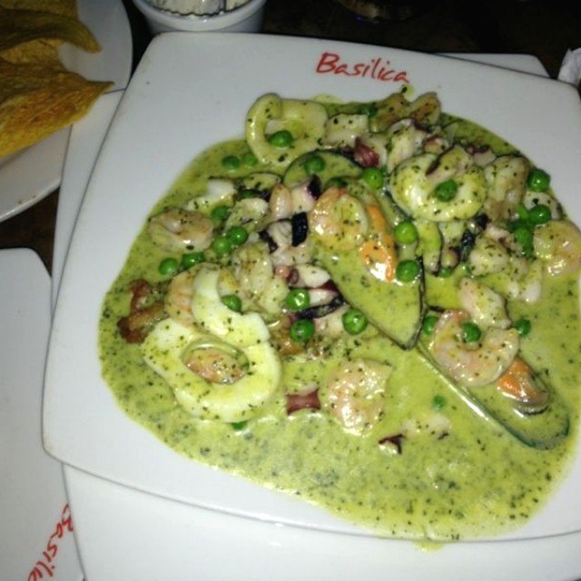 Pescado con mariscos en salsa verde