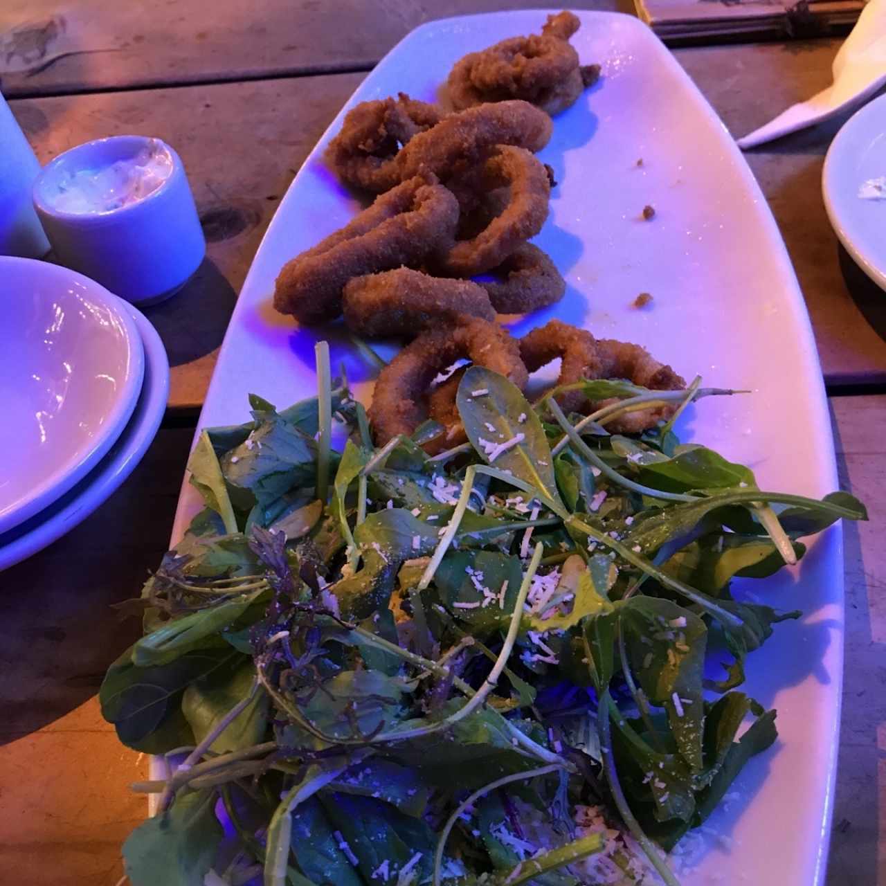 anillos de calamar y ensalada