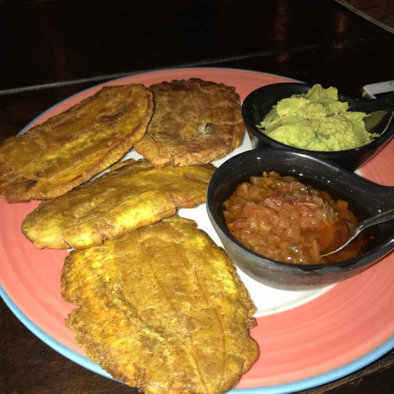 patacones con hogao y guacamole