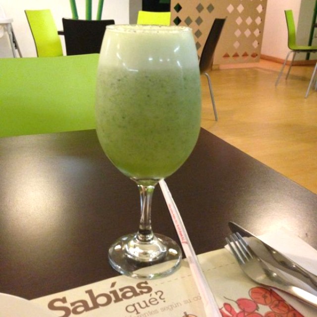 Jugo de piña y hierbabuena
