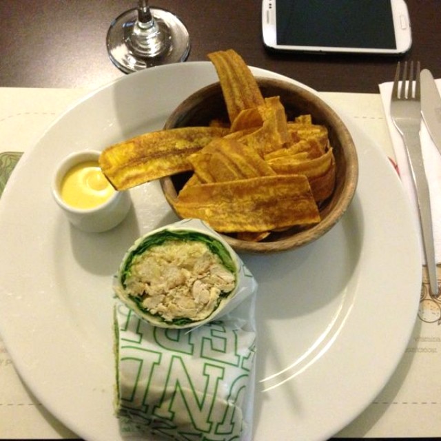 Wrap de ensalada César y platanitos