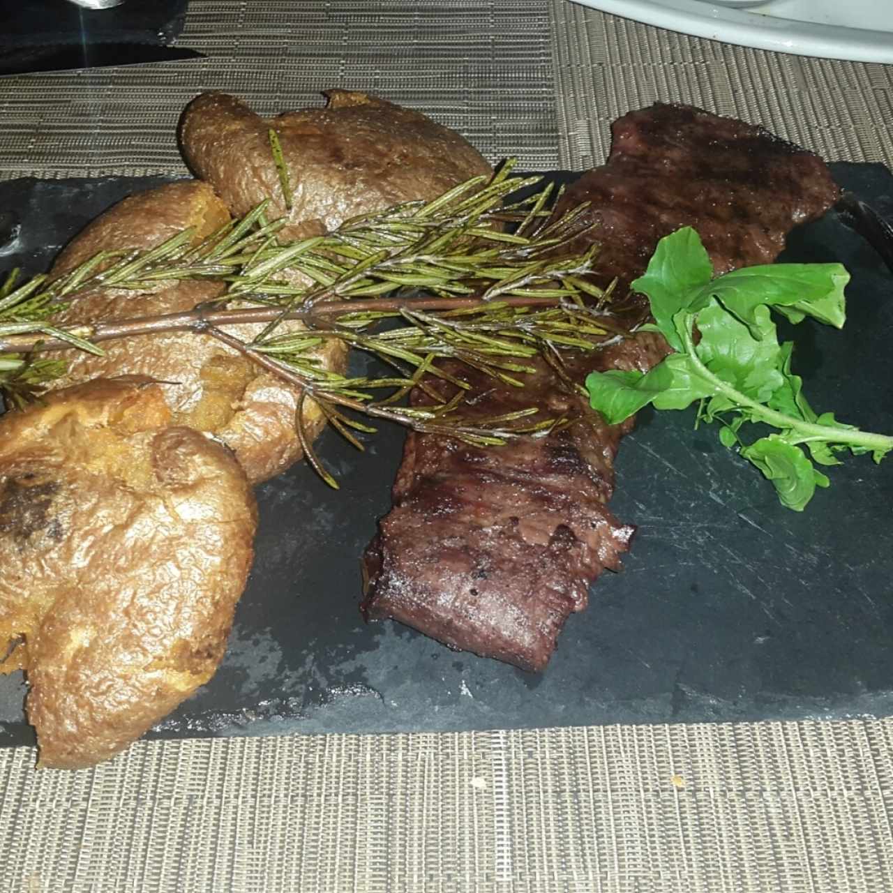 Entraña con cascos de papas
