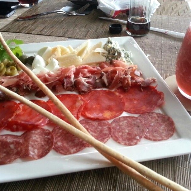 Entrada de carnes y quesos