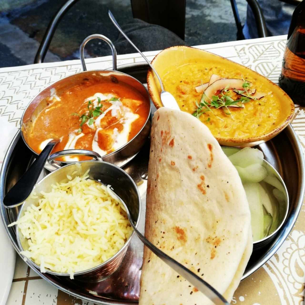 Curry amarillo pollo, safrani pulao, lentejas al coco y pan naan