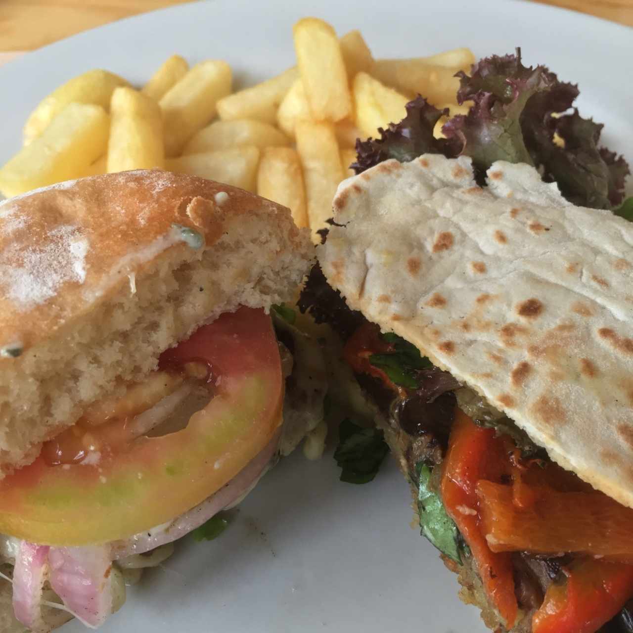 Mitad hamburguesa queso azul y mitad hamburguesa falafel