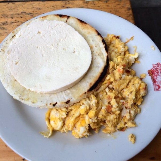 Huevos con aliños y arepa con quesito