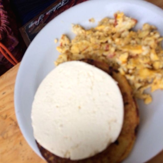 Huevos con aliños y arepa de chocolo