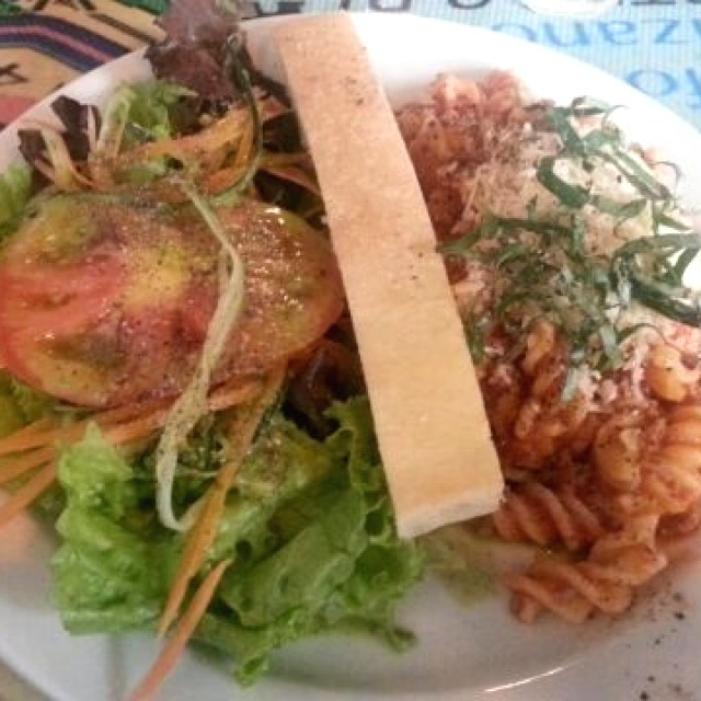 Menú del día - pasta corta en salsa boloñesa y ensalada 