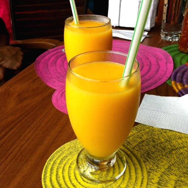 Jugo de piña mango y maracuyá