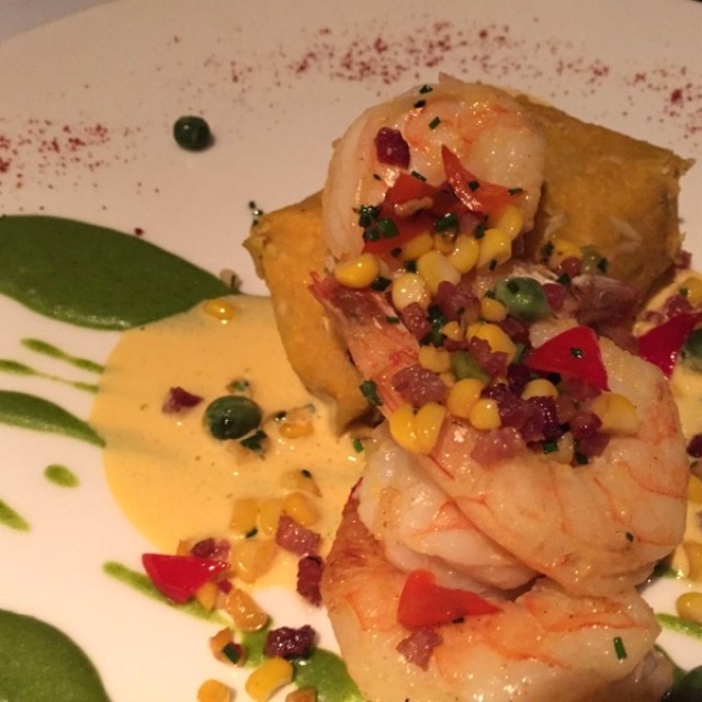 Langostinos con tamal de cangrejo y salsa de ají dulce