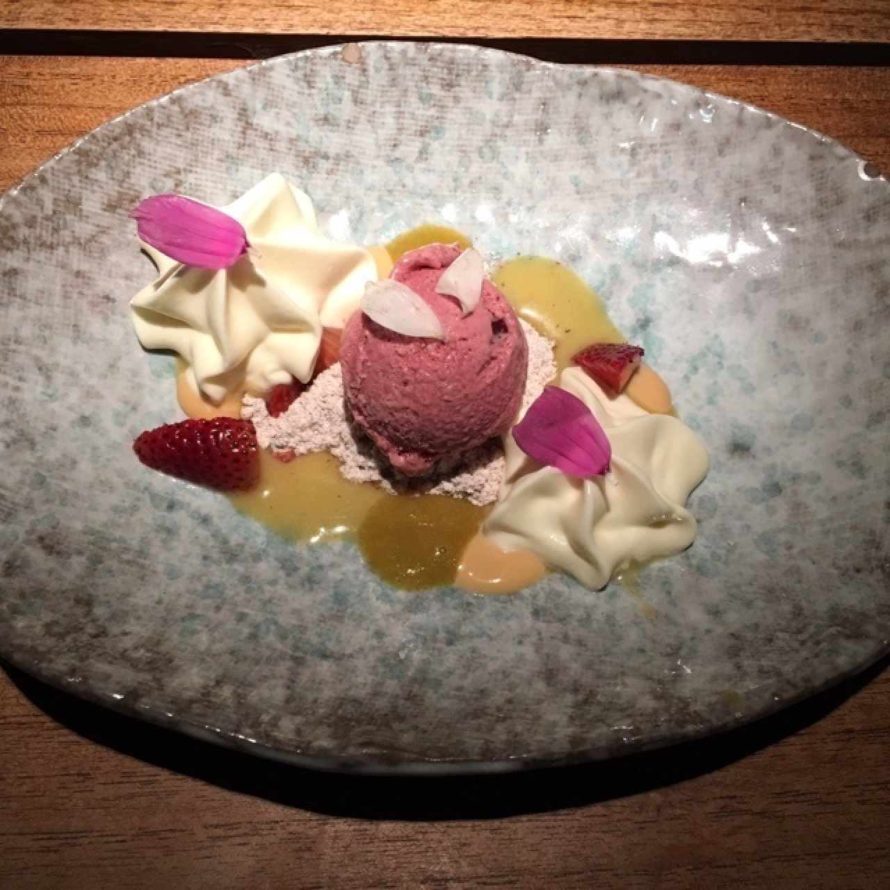 Helado de Mora con espuma de guanabana arena de milo y flores
