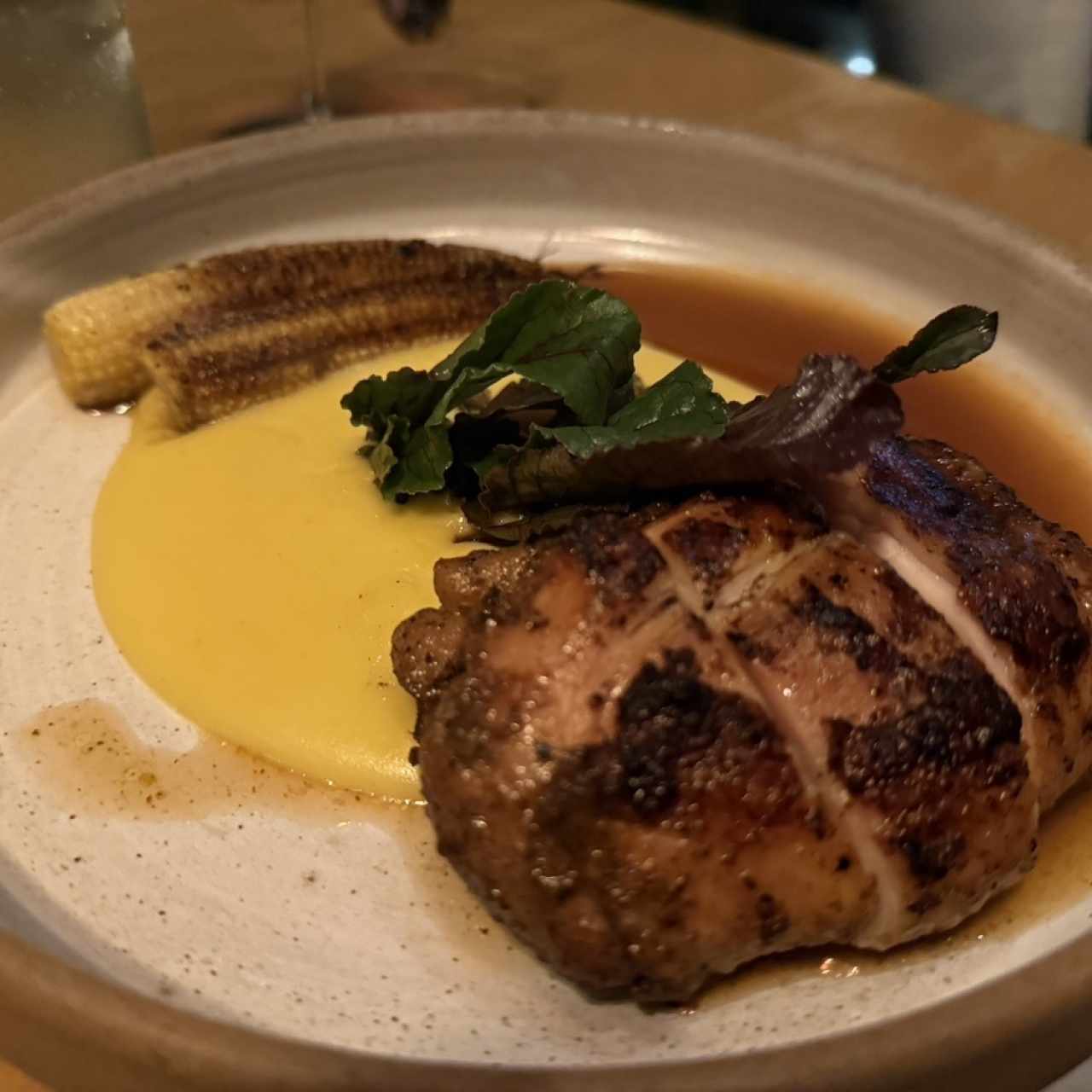 Pollo ahumado con una crema especial 