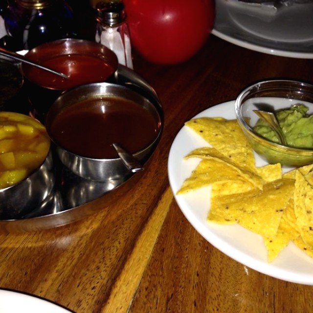Nachos guacamole y salsas