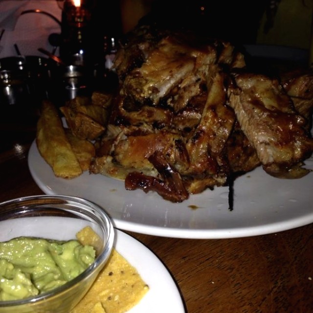 Costillas grandes y nachos