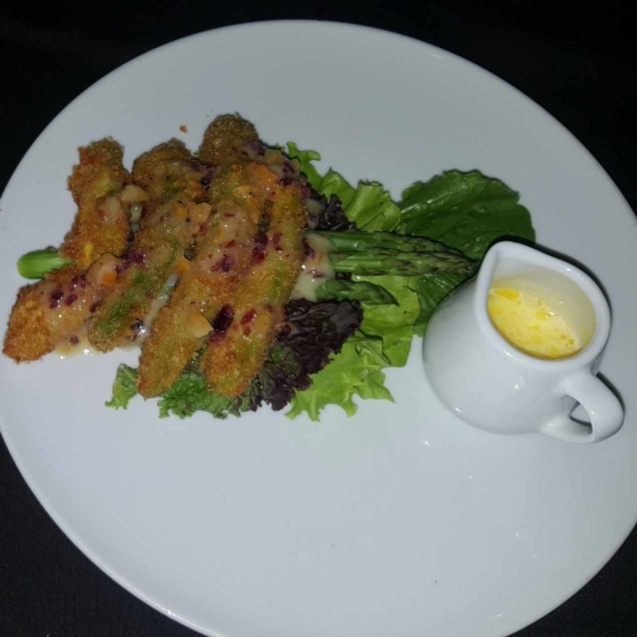 Ensalada de espárragos, aguacate y lechugas en salsa de queso