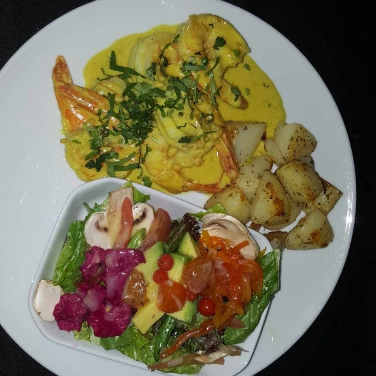 Langostinos en curry y jengibre con leche de coco