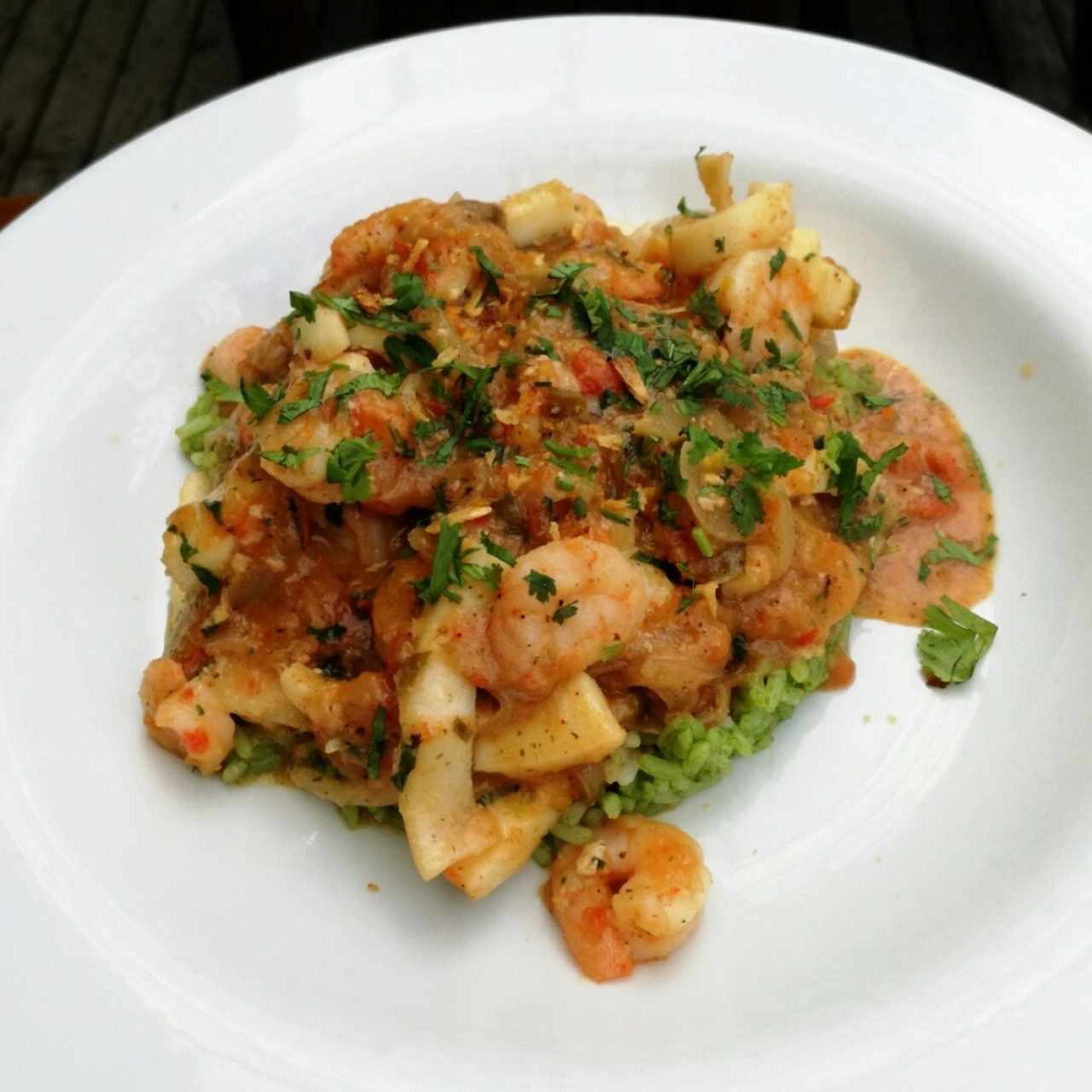 Gumbo de camarones y calamares