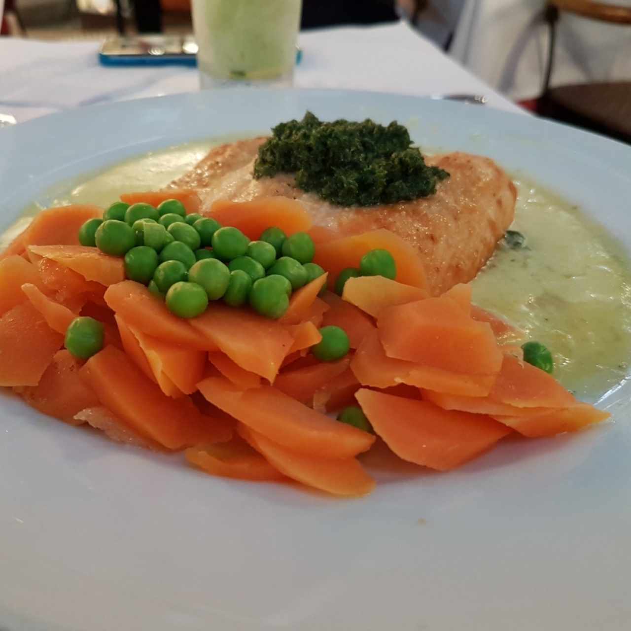 salmón con finas hierbas