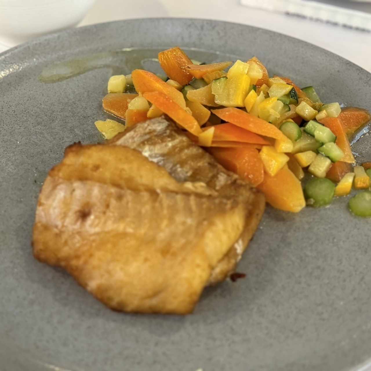 Platillo Personalizado - Pescado (Robalo), vegetales (zuchinni y zanahoria) y a parte papas asadas 