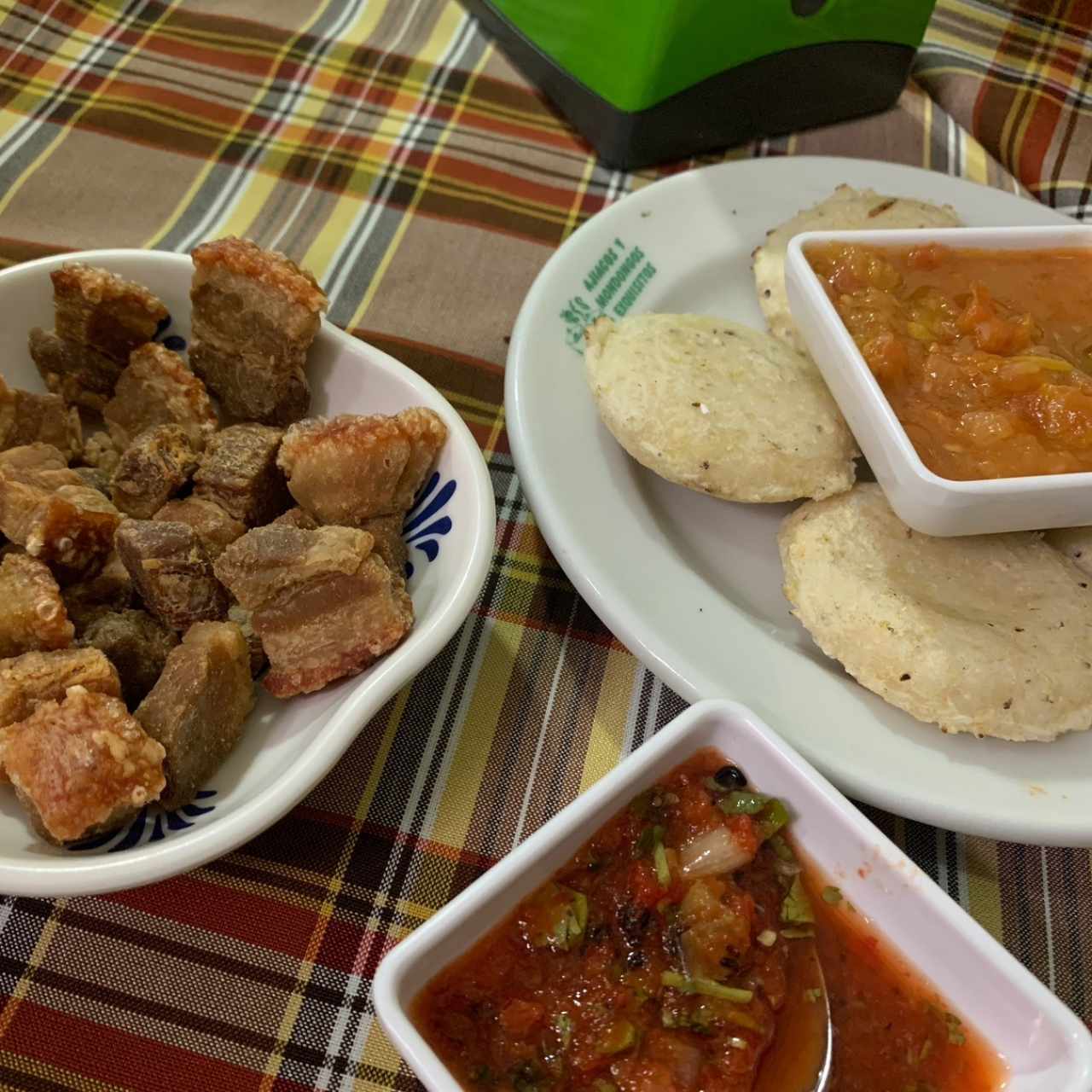Entradas, chicharron y arepas 