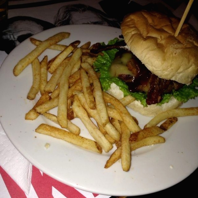 Onion BBQ con papas a la francesas
