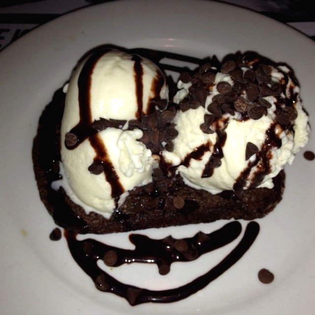 Brownie con helado 