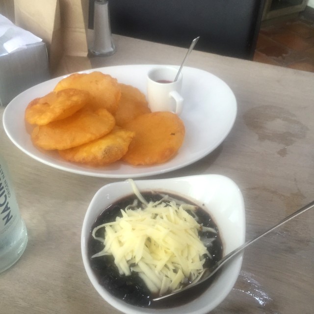 Arepas de maiz fritas y frijoles 
