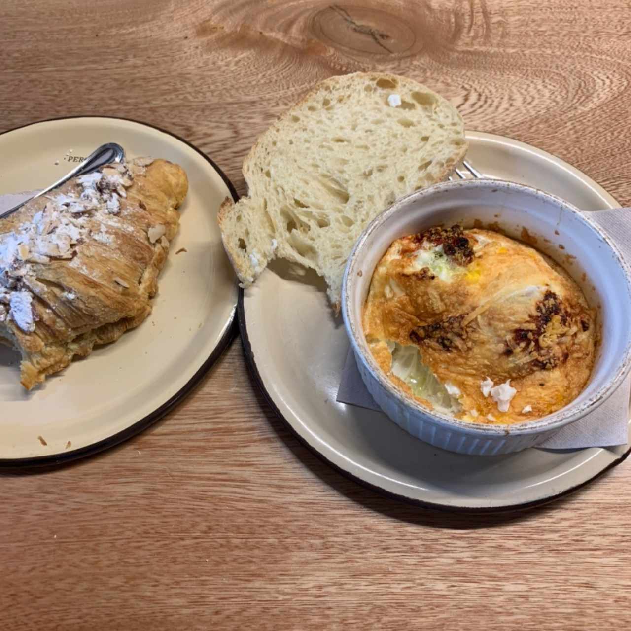 huevos a la maga y croissant de almendra