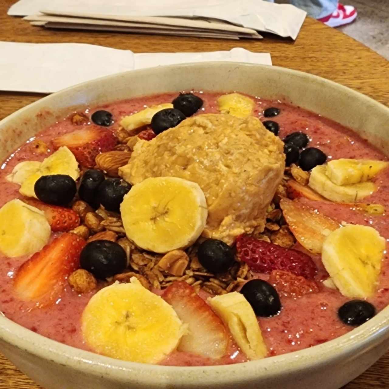 smoothie de frutas con mantequilla de maní y granola 