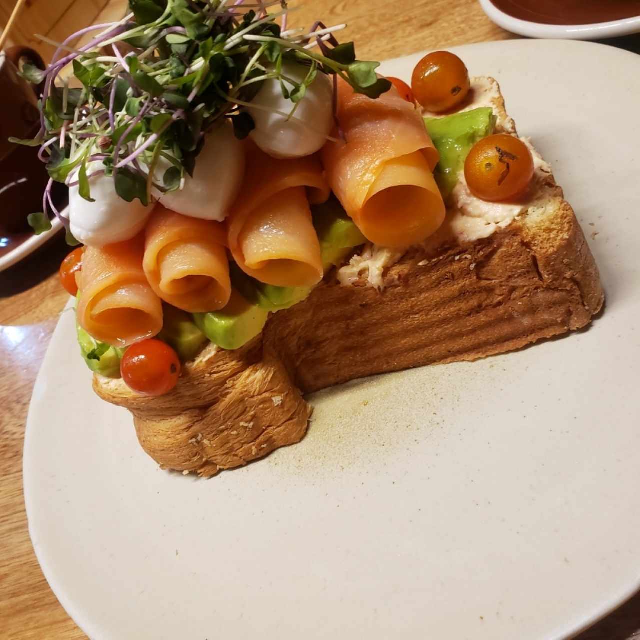Tostada de Salmon 