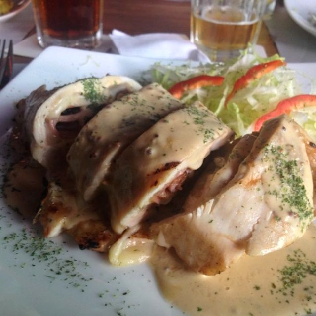 Pollo relleno con jamon, tocineta y queso