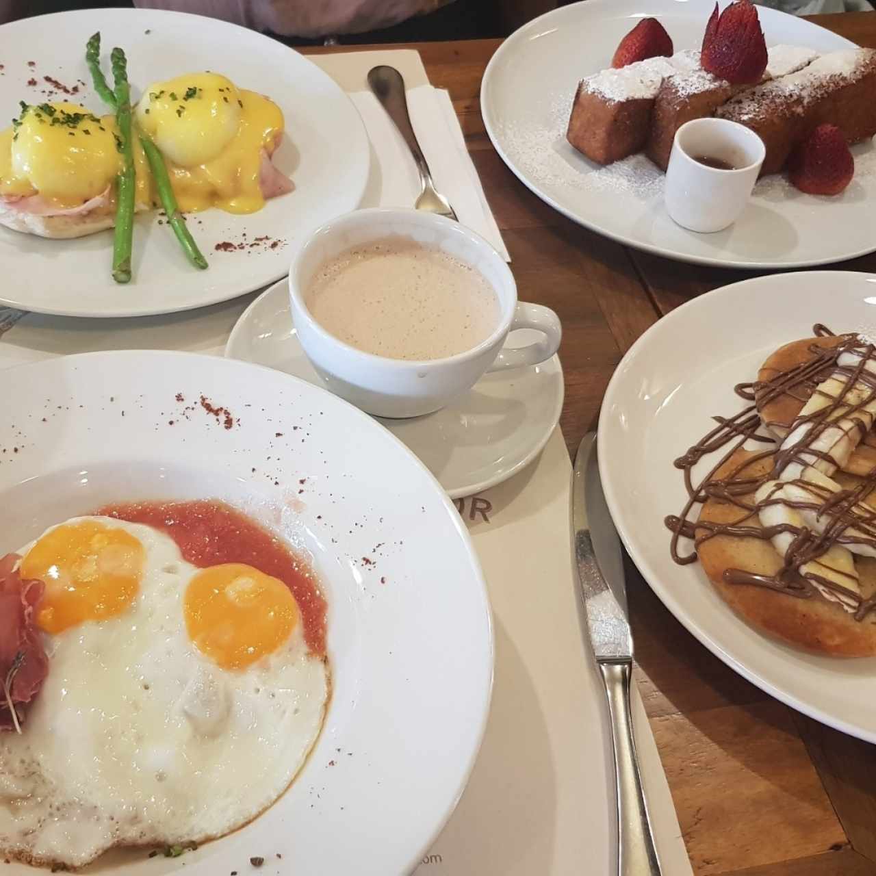 Huevos benedictinos, tostadas francesas, pancakes de nutella y banano, huevos estrellados.