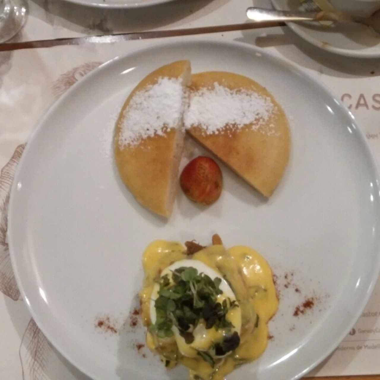 Pancakes con Huevos en Salsa Holandesa 