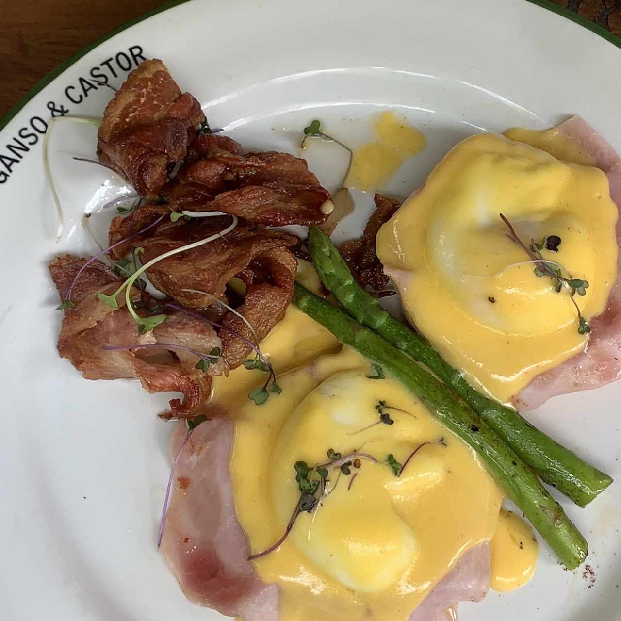 Huevos benectidinos con jamón