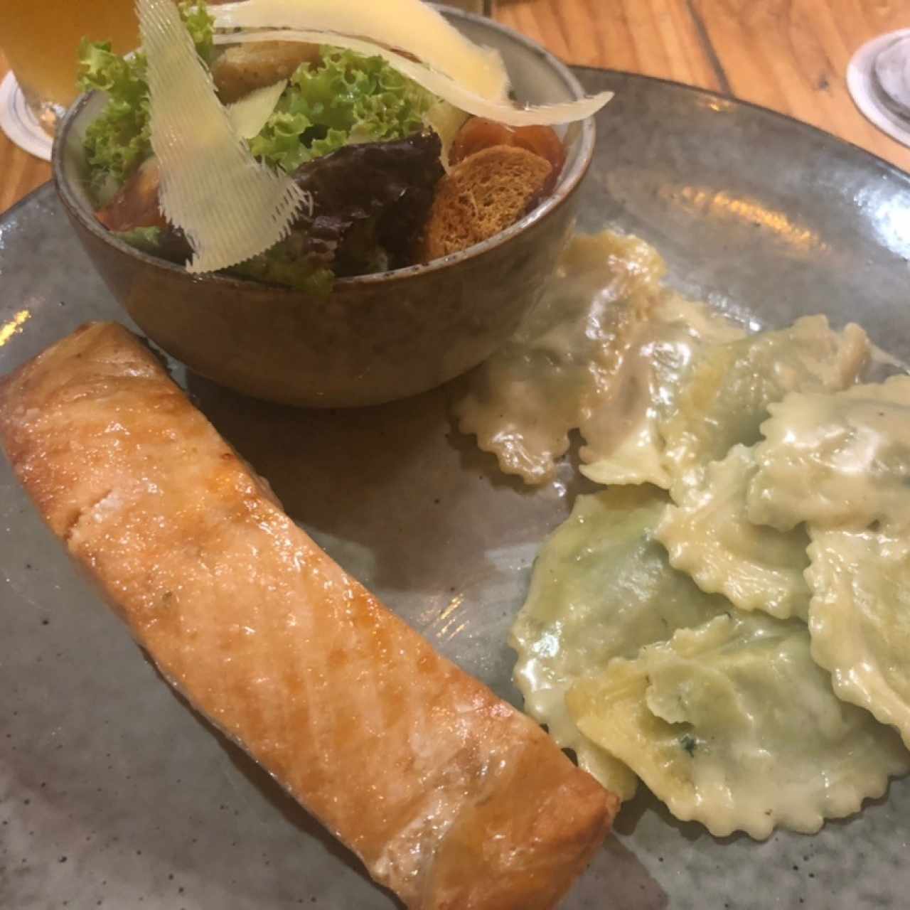 salmon con raviolis de espinaca y ricotta