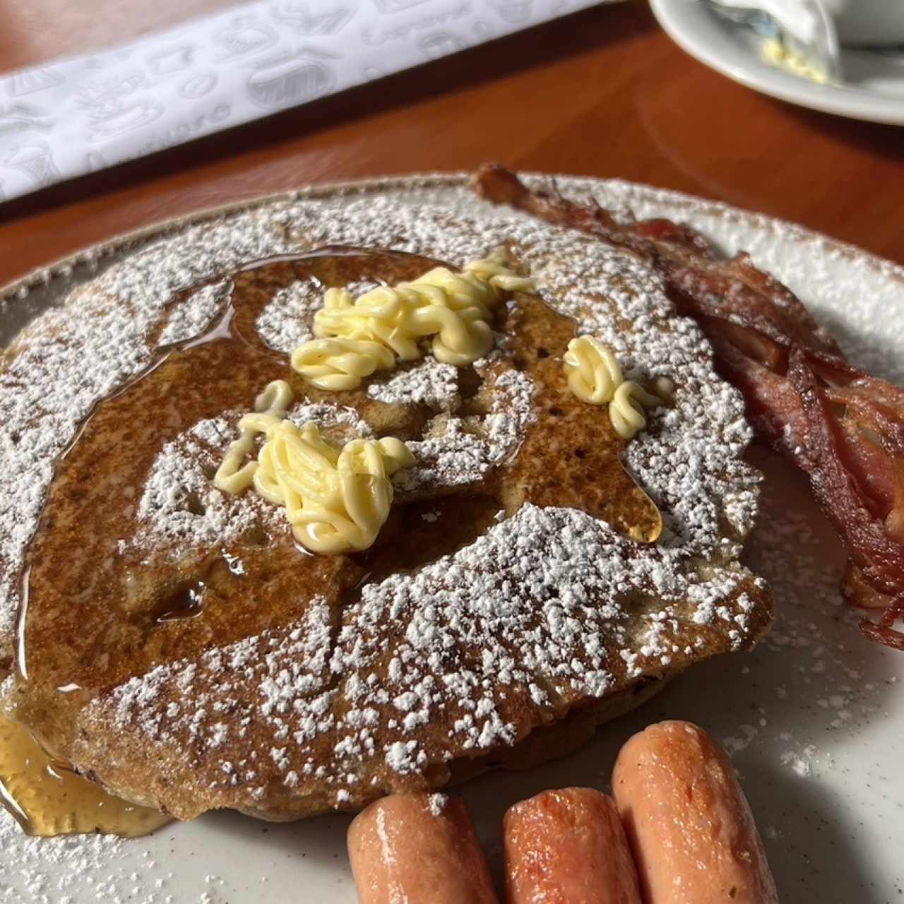 Pancakes con tocino y salchicha 