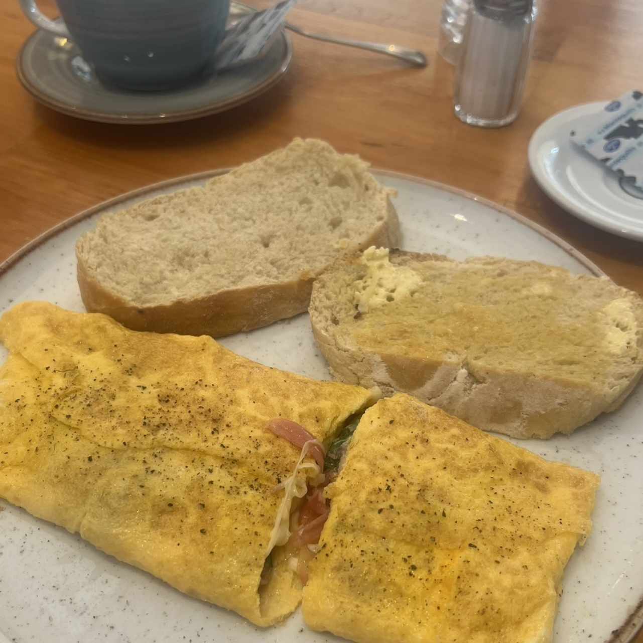 Omelette con jamón serrano, queso mozarellq, albahaca 