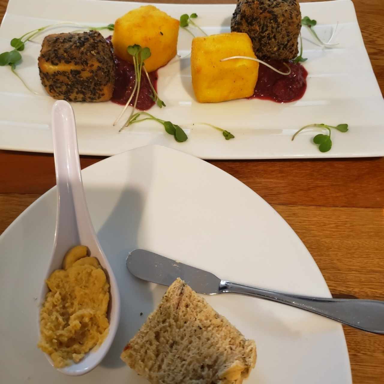 queso apanado con jalea de moras y pan de la casa