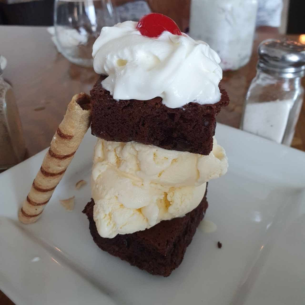 EMPAREDADO DE BROWNIE CON HELADO