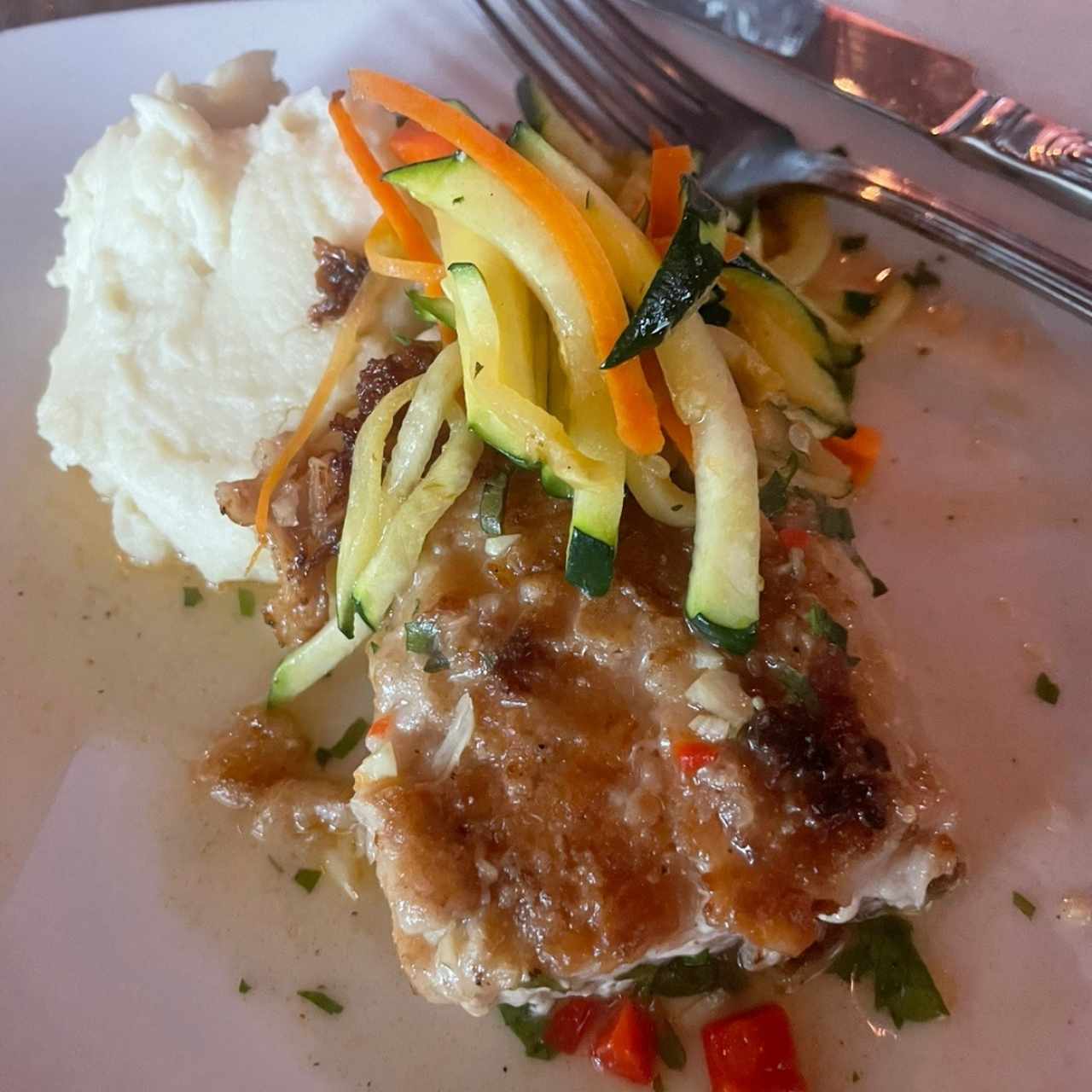 Corvina al Ajillo, con Puré de Papas