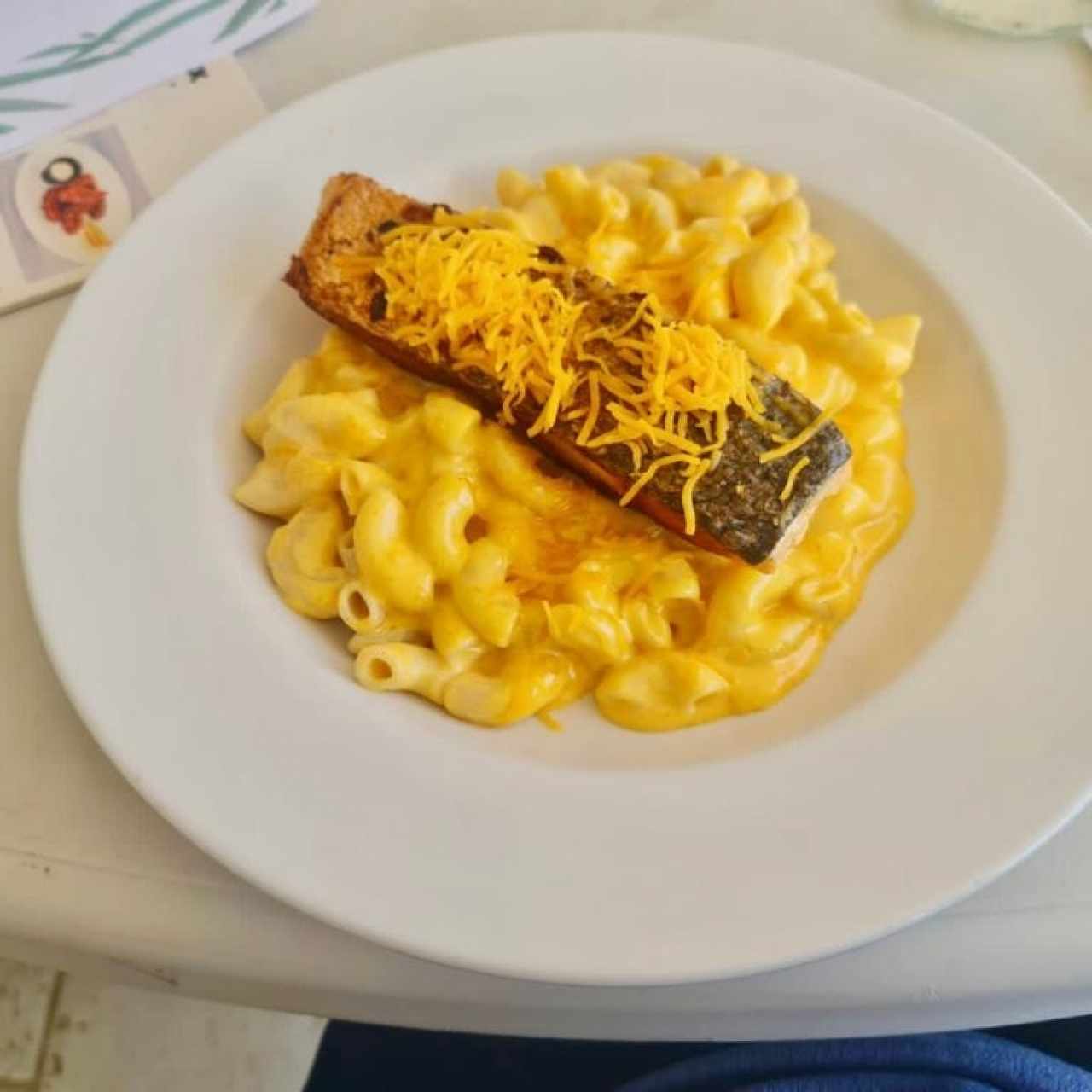 MAC N’ CHEESE DEL CAPITÁN (Filete de Salmón sobre Mac N’ Cheese)