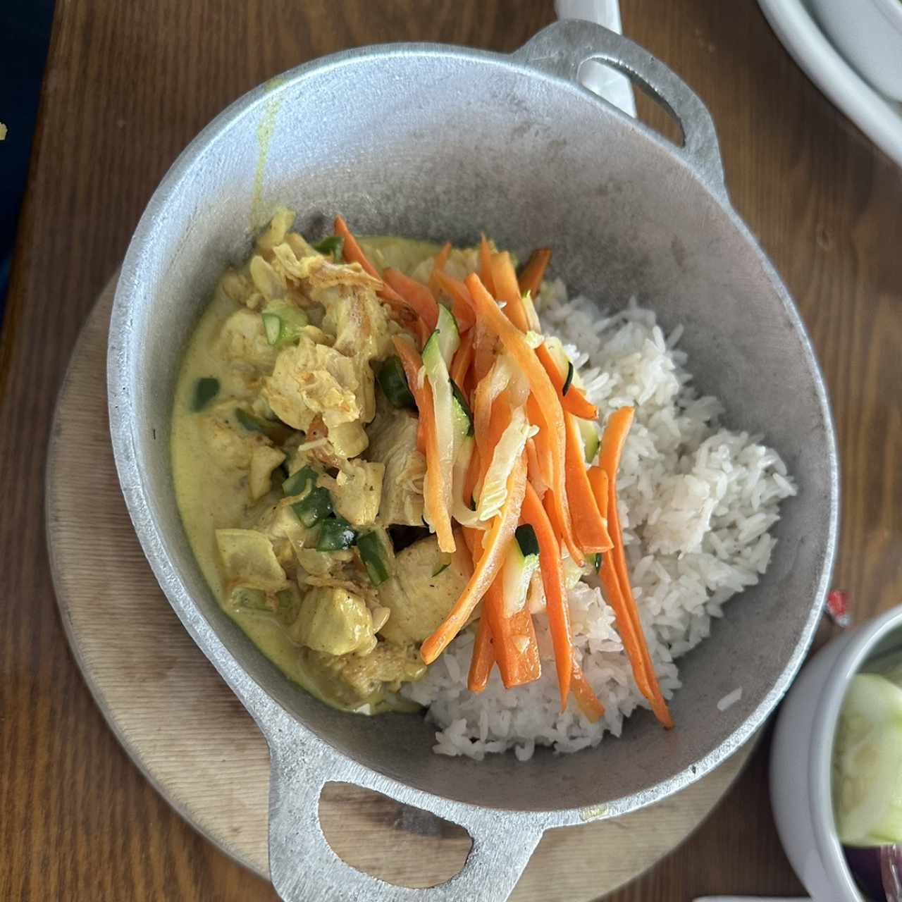 PATRIMONIO AFROANTILLANO (Paila de Curry Panomeño preparado con Leche de Coco, con de Arroz al Vopor y Pechugo de Polio) 