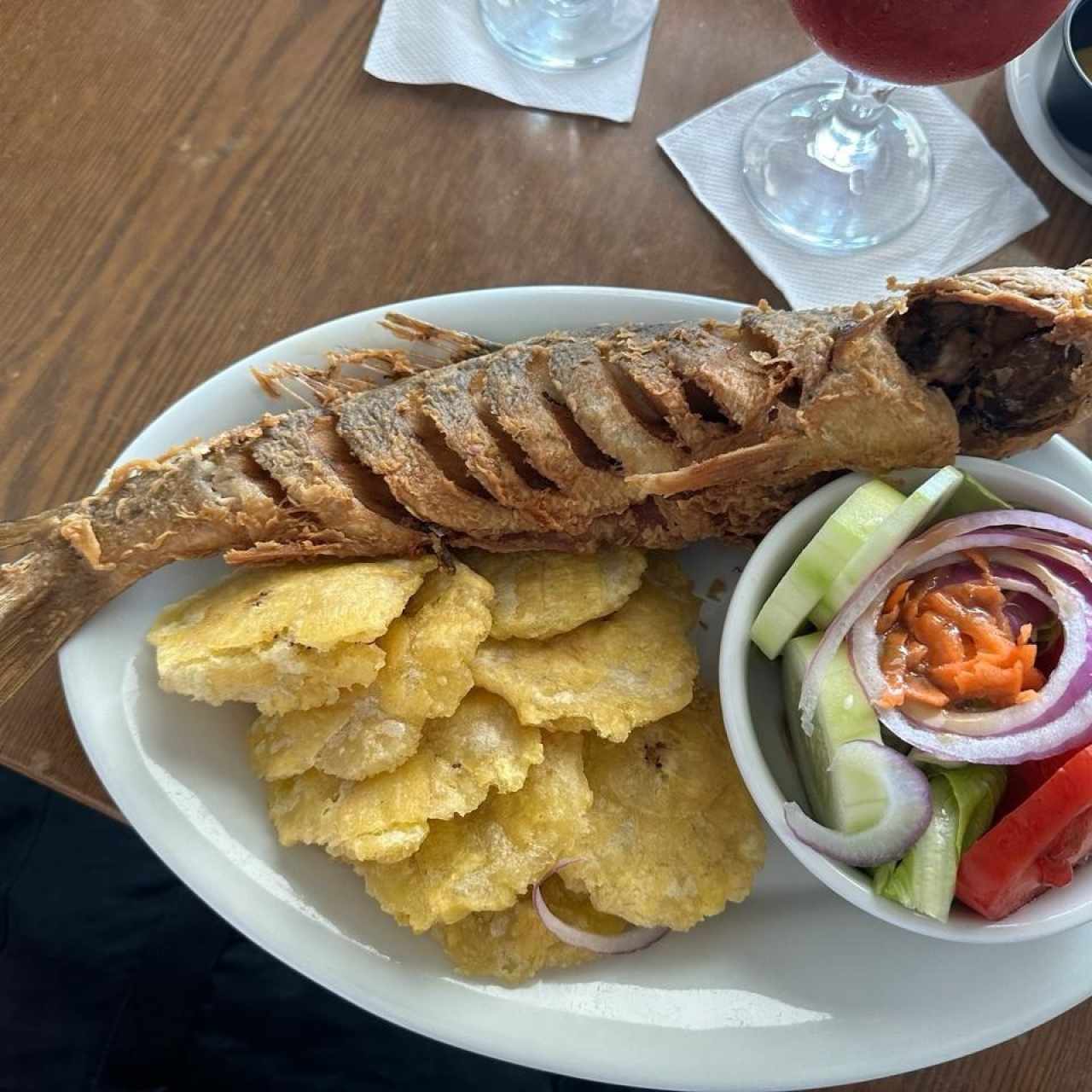 PESCADO ENTERO FRESCO FRITO, con Patacones y Ensalada Jardinera